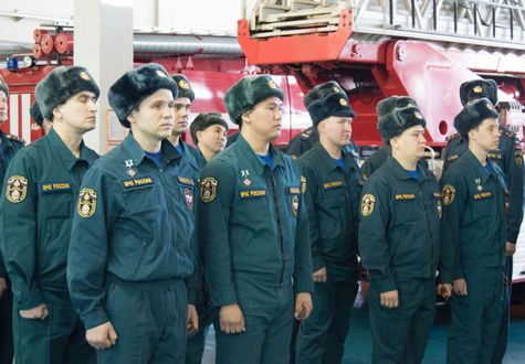 Молодые пожарные принимают присягу. Фото ГУ МЧС России по Хакасии